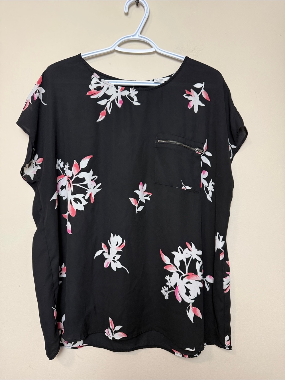 Reitmans Black Short Sleeve Floral Pocket Tee size XL